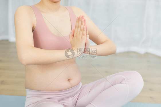 居家孕妇做瑜伽图片