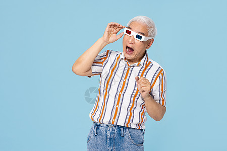 戴着3D眼镜看电影的老爷爷图片