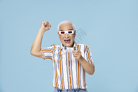 戴着3D眼镜打游戏的老爷爷图片