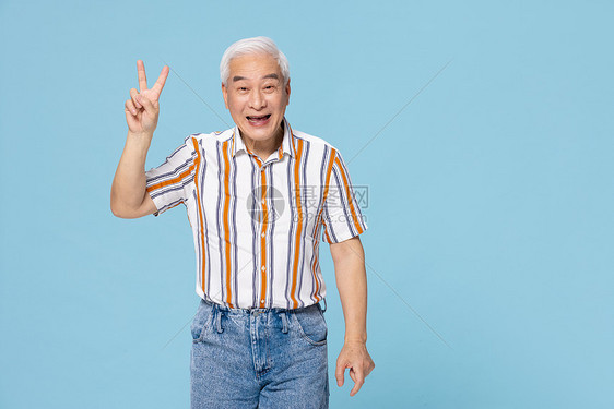 活泼的老年人做胜利手势图片