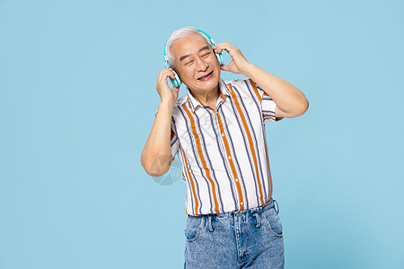 带着耳机欣赏音乐的老人图片