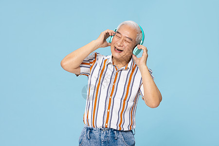 带着耳机听歌的老人图片