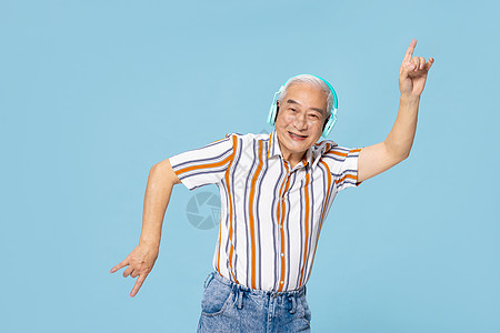 带着耳机跳舞的老爷爷高清图片