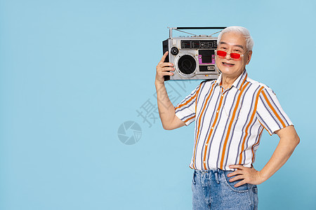 扛着复古收音机的老爷爷图片