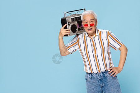扛着复古收音机的老爷爷图片