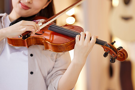 拉小提琴的女性高清图片