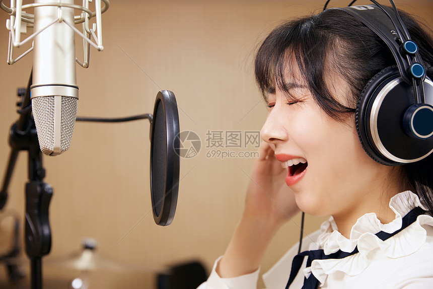 照片 职业形象 音乐家 录音棚内唱歌的女性唱高音.