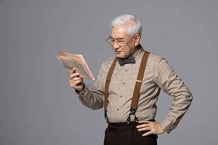 老人看报纸看报纸的老年人背景