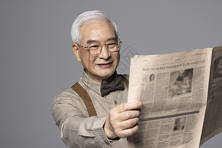 看报纸微笑的老年人图片