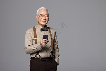 老人用手机使用手机的老人形象背景