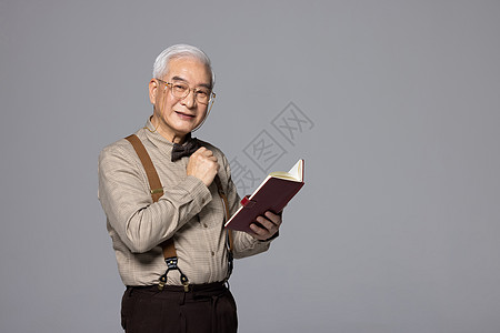 看书的老年人图片