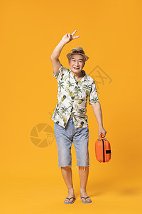 穿着短袖提着手提箱旅游的老人图片