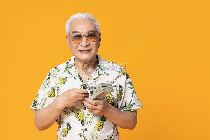 手里抓着一叠纸币的老年人图片