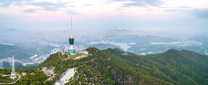 深圳罗湖早晨的深圳梧桐山背景