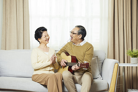 家听中老年男士弹吉他给妻子听背景