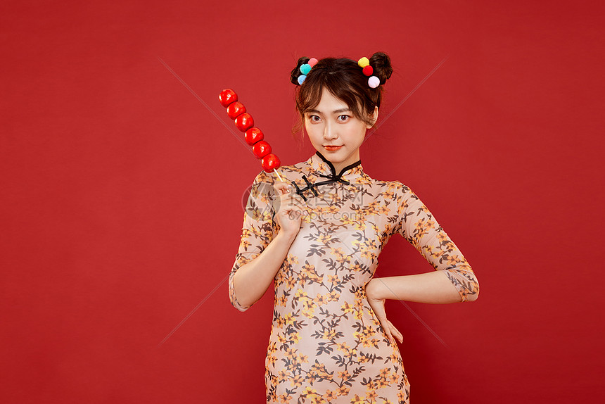 中国风传统旗袍美女拿冰糖葫芦