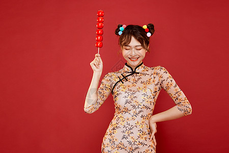 冰糖葫芦元素中国风传统旗袍美女拿冰糖葫芦背景