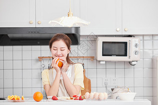 厨房做早餐的居家女性图片