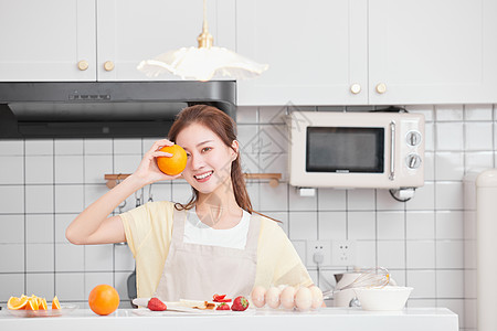 厨房做早餐的居家女性图片