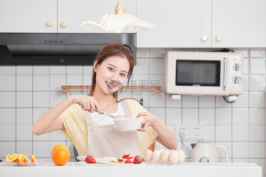 厨房做早餐的居家女性图片