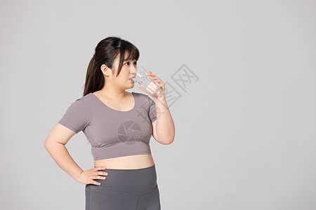 肥胖女性喝饮料图片