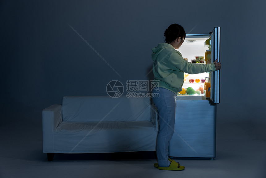 晚上打开冰箱偷吃的女性图片