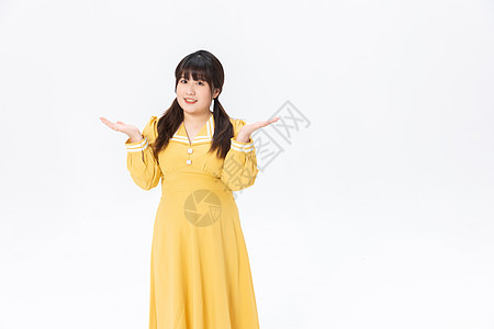 穿着黄色裙子的肥胖女性双手展示背景图片