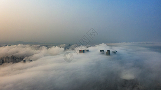 夕阳下的城市平流雾图片