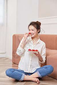 周末居家女孩吃草莓图片