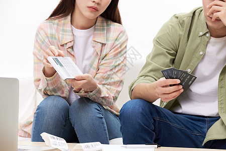 信用卡账单被房贷压垮的青年夫妻背景