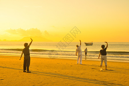 海南岛三亚海边晨练图片高清图片