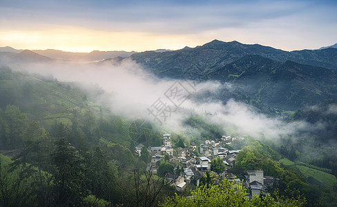 皖南山区歙县石潭村云雾徽派建筑图片