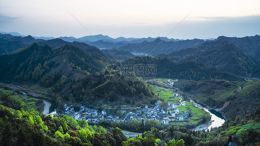 皖南山区歙县石潭村云雾图片