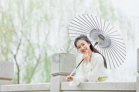 古风女人古风汉服少女公园里撑伞背景