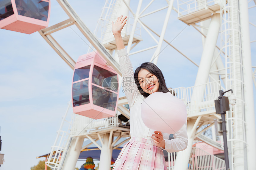 美女大学生逛游乐园吃棉花糖图片