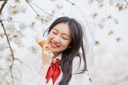 美女大学生逛游公园吃冰淇淋图片