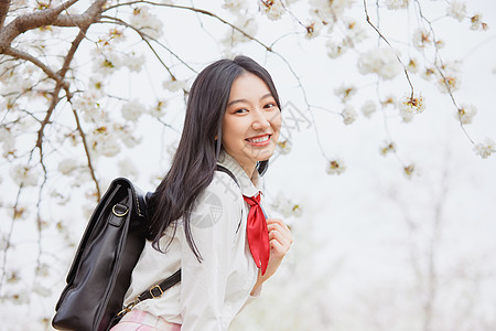 少女模特美女大学生逛游公园赏樱花背景