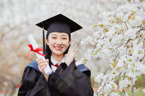 女大学生公园花季毕业照图片