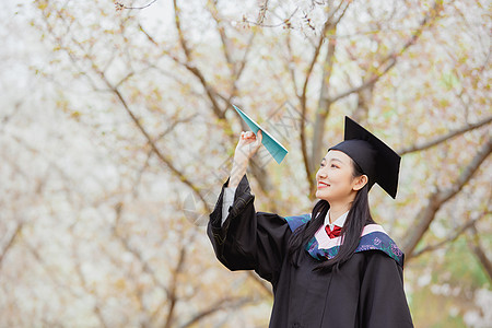 公园学生女大学生公园毕业照扔纸飞机背景