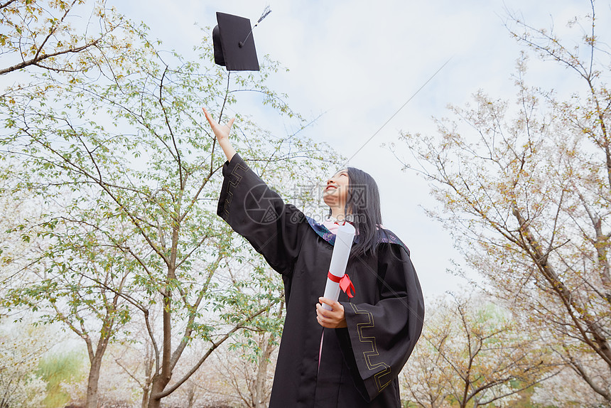 女大学生公园花季毕业照扔学士帽图片