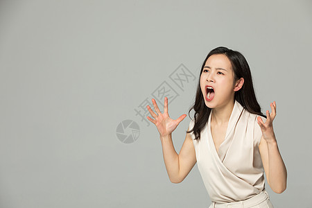 生气大喊的女性图片