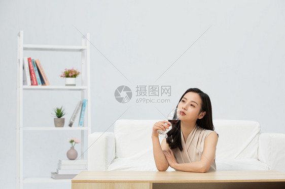 喝酒难过的女性图片