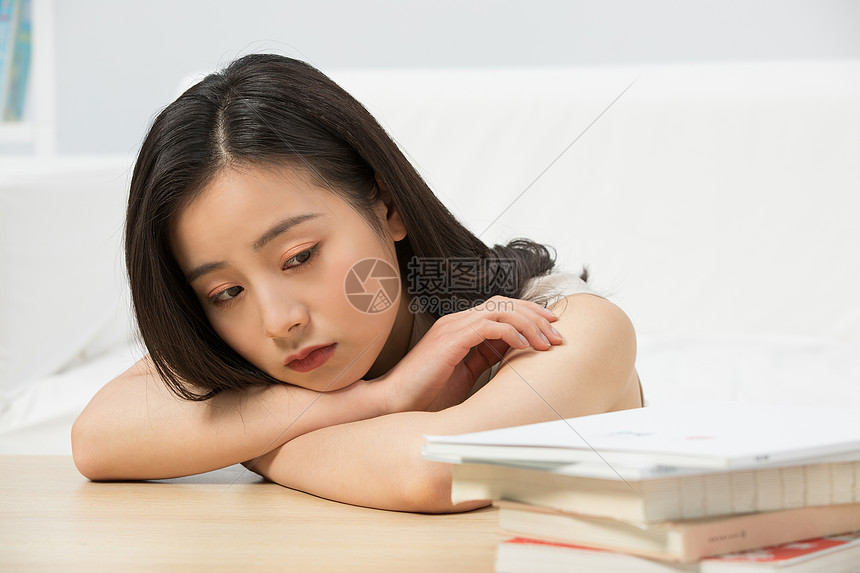 趴在桌子上悲伤难过的女性