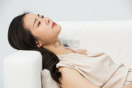 孤独悲伤哭泣的女性图片