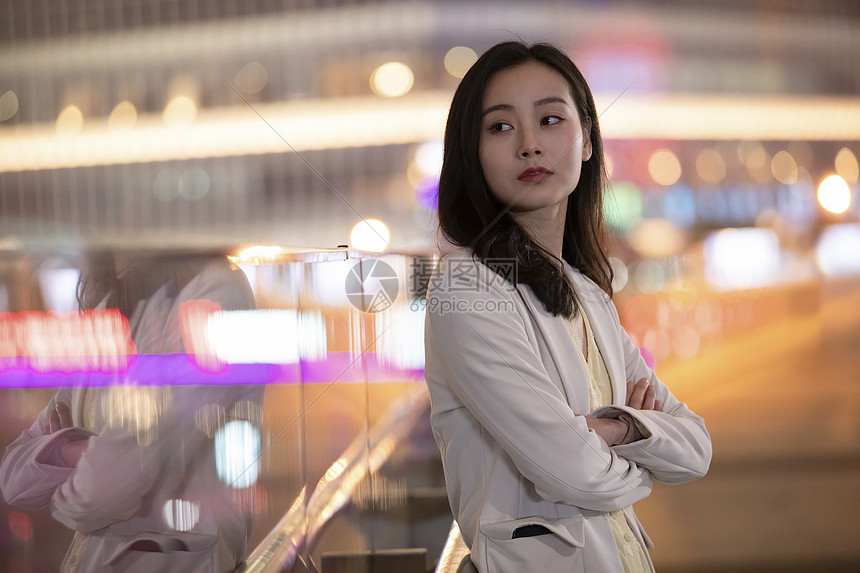 照片 人物情感 都市白领 城市夜晚孤独女性.