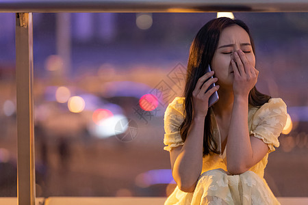 夜晚悲伤难过的女性高清图片