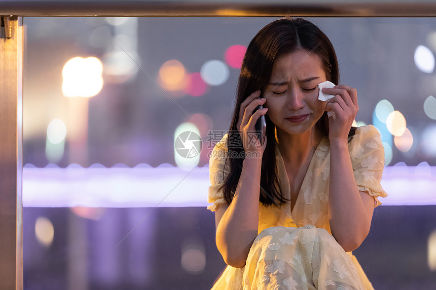 照片 人物情感 负面情绪 哭泣的女性打电话.