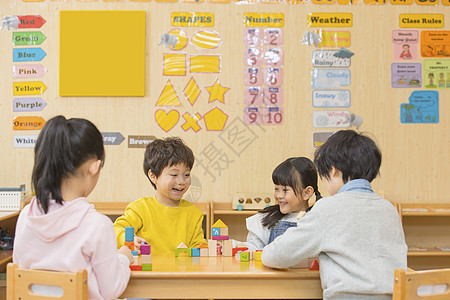 小男孩和小女孩一起玩积木图片