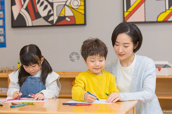 幼儿园老师教小朋友们画画图片