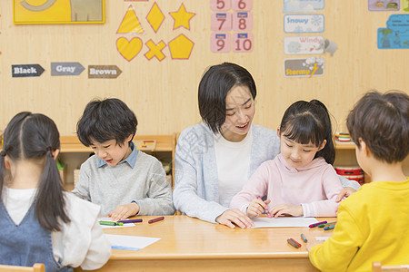 幼儿园老师教小女孩写字背景图片